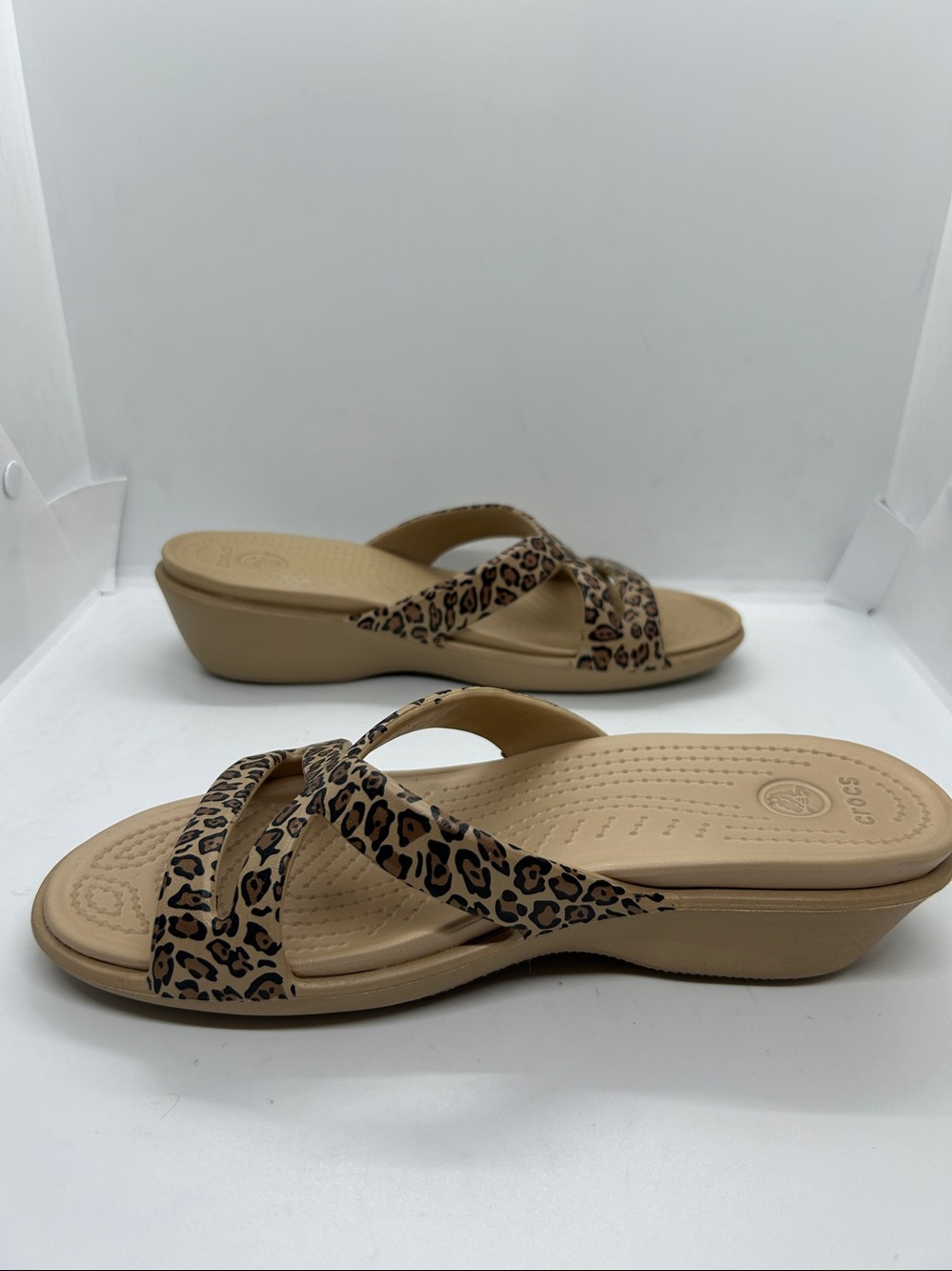 Crocs Sandals Women Sz 8 Leopard Cheetah Print Wedge Strappy Slides Animal Print - Picture 4 of 15